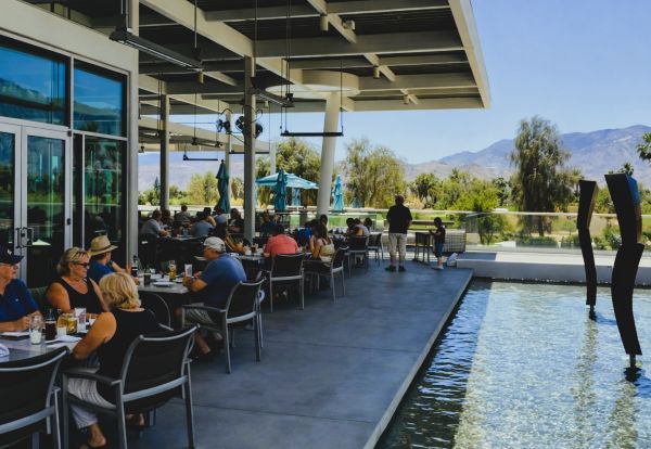 People on the Pation eating lunch at Escena Palm Springs